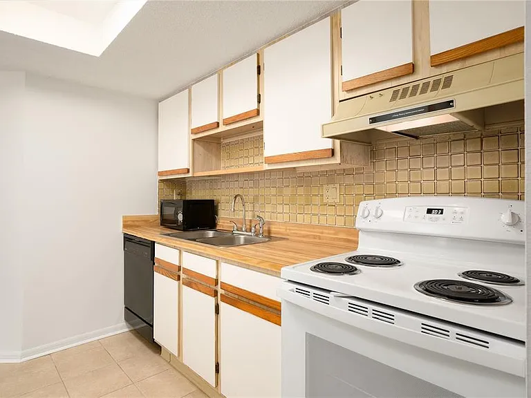 22291 Westchester Blvd #301 — Photo 9