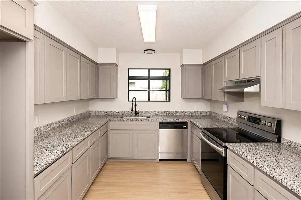 3 bed, 2.5 bath, 1693 sqft, $2,200 — Photo 4