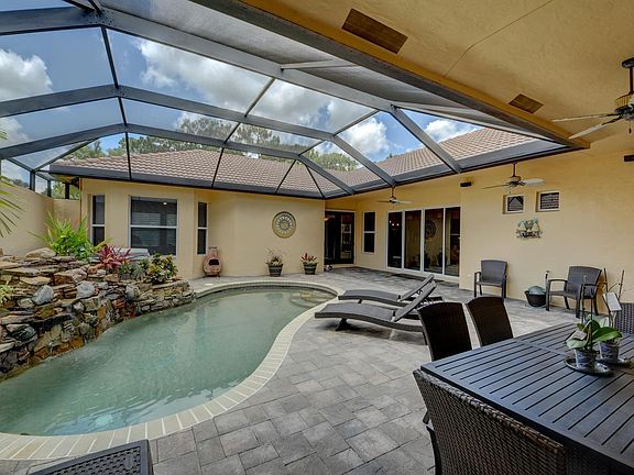 3rd image of 817 SW Grand Reserves Blvd