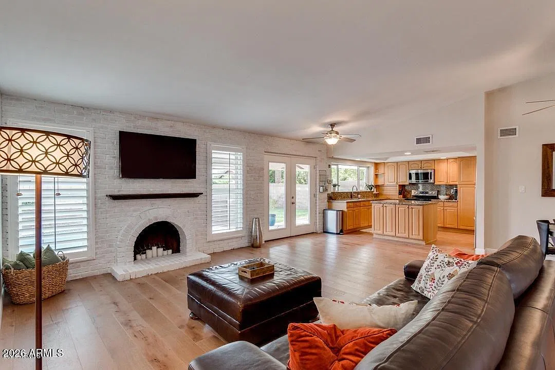 3 bed, 2.0 bath, 1882 sqft, $3,200 — Photo 3