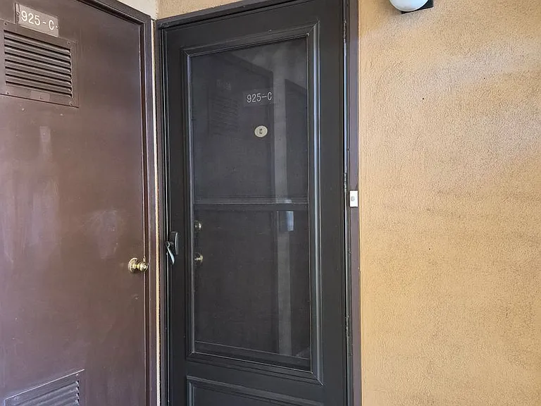 925 Country Club Dr SE #C — Photo 1