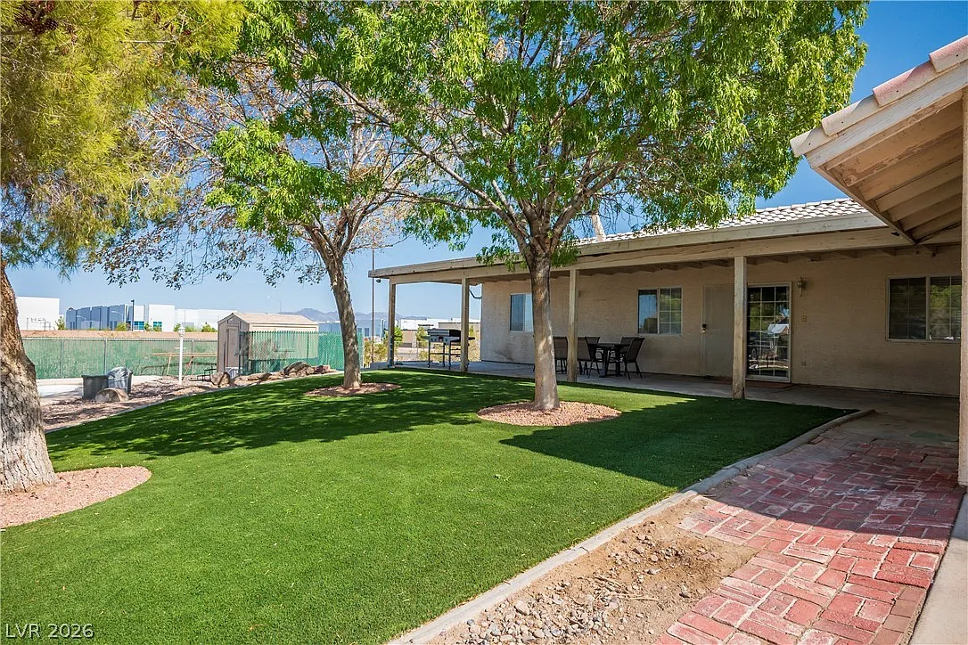 4 bed, 2.0 bath, 1950 sqft, $3,200 — Photo 3