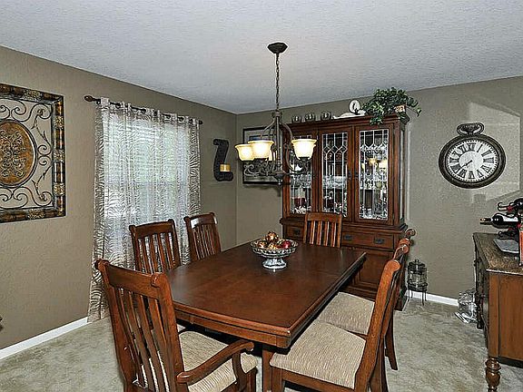 Large & bright dining room & windows allowing natural light to flow.