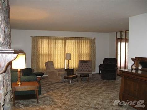 817E12thLivingRoomView3