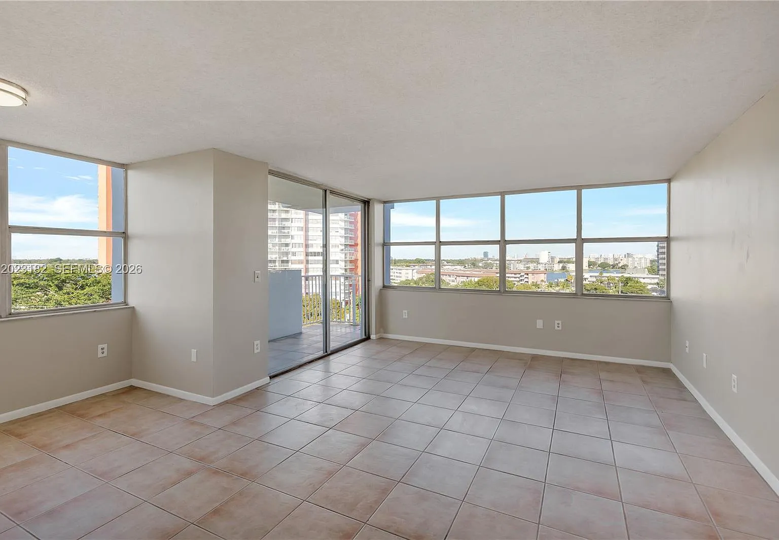 Wilshire Condo — Photo 1