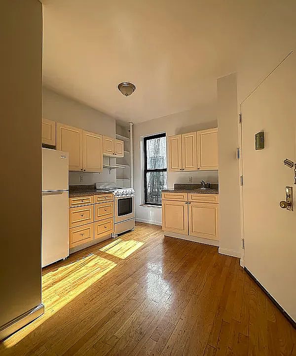 1st image of 416 W 56th St APT 17