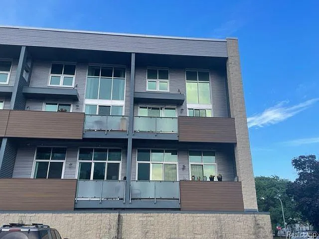 614 S Troy St #205 — Photo 31