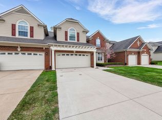 24372 Heatherwood Dr, South Lyon, MI 48178