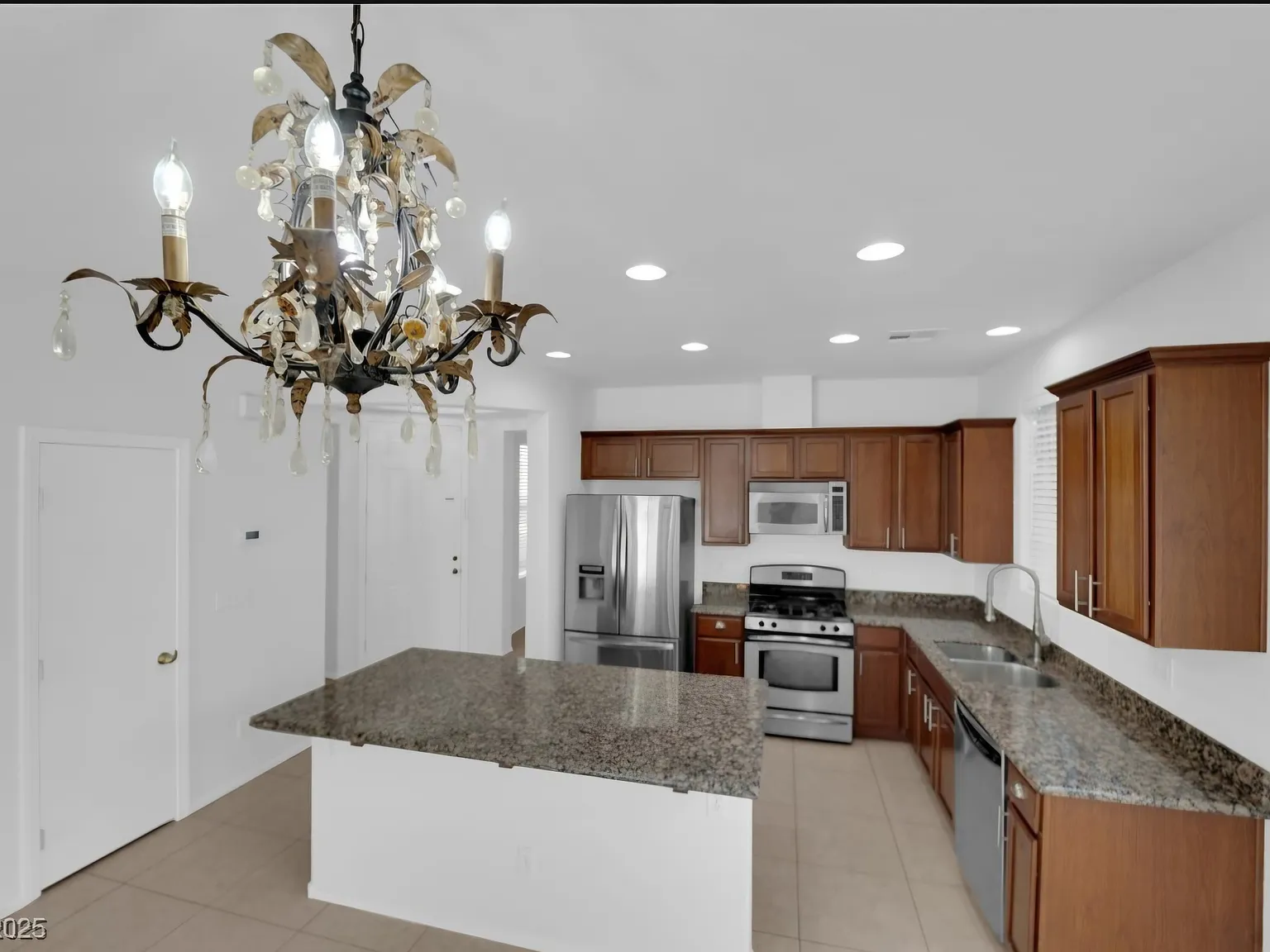 4 bed, 1928 sqft, $2,600 — Photo 2