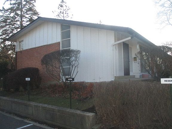 2nd image of 281 Crestwood Vlg #281
