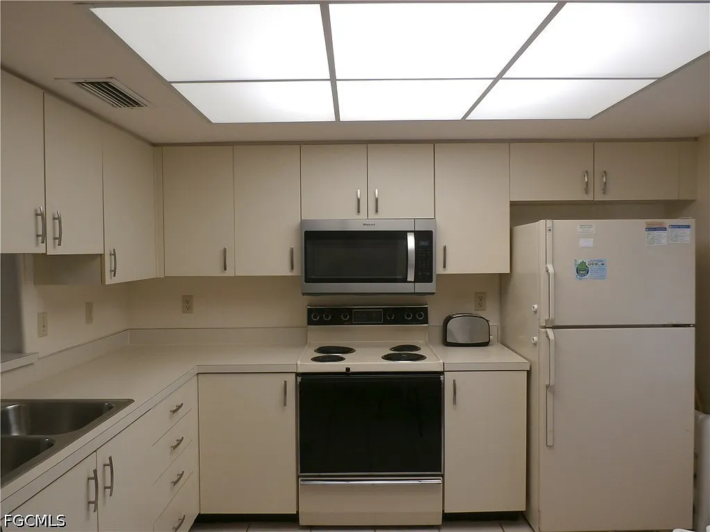 2 bed, 2.0 bath, 1044 sqft, $4,000 — Photo 3