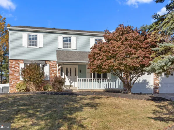690 Woodlyn Dr, Langhorne, PA 19053