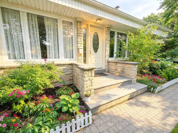 6789 Shelter Bay Rd, Mississauga, ON L5N 1T7
