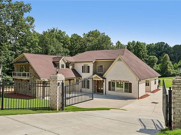 3rd image of 3944 Hamilton Mill Rd