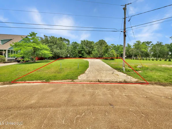 108 Seabrook Dr, Waveland, MS 39576