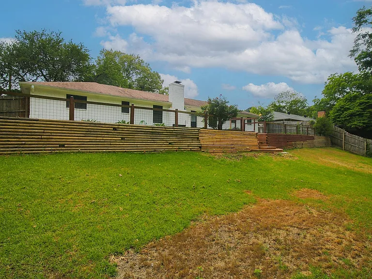 413 Woodway Ln — Photo 30
