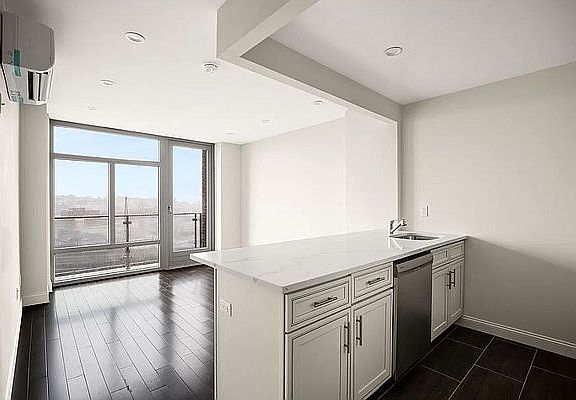 4th image of 46-02 70th St #8Z