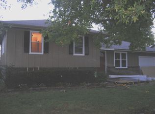 303 SW Glendana Dr, Lees Summit, MO 64081