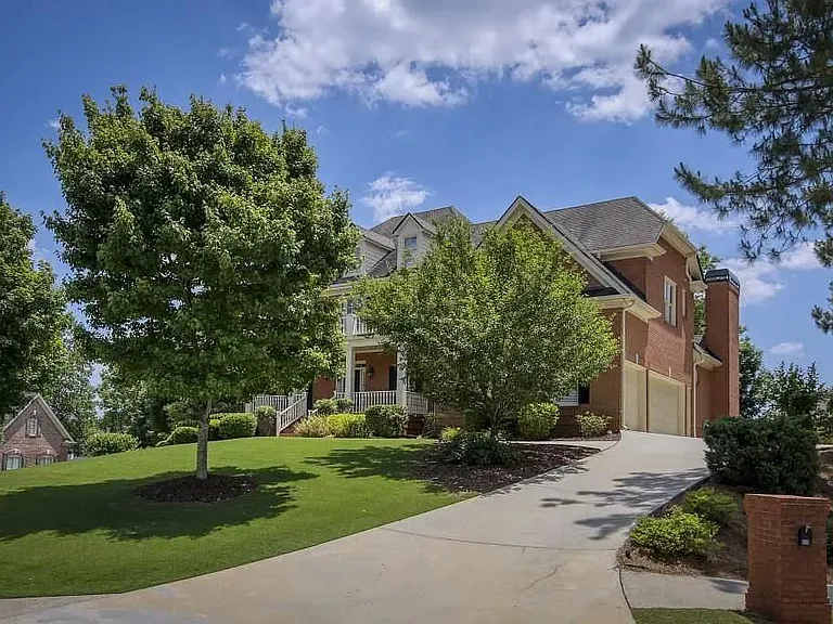 Driveway to 3-Car Garage in the House