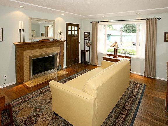 Craftsman features & step-up ceilings 