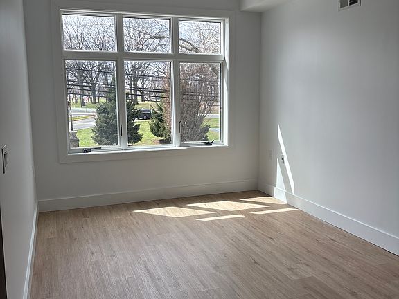 4th image of 276 Duncan Ave #5