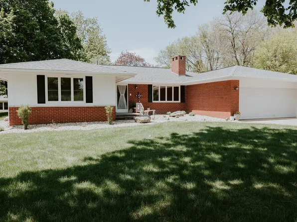 353 5th Ave SE, Sioux Center, IA 51250