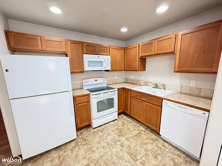 1900 Wellington Dr — Photo 6