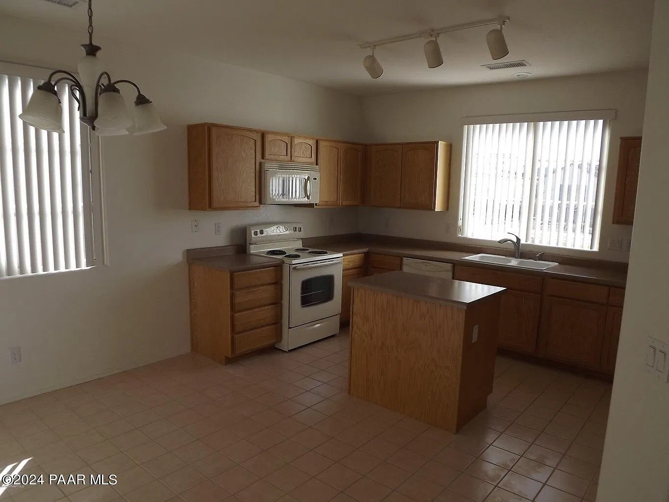 3 bed, 2.0 bath, 1531 sqft, $1,994 — Photo 4