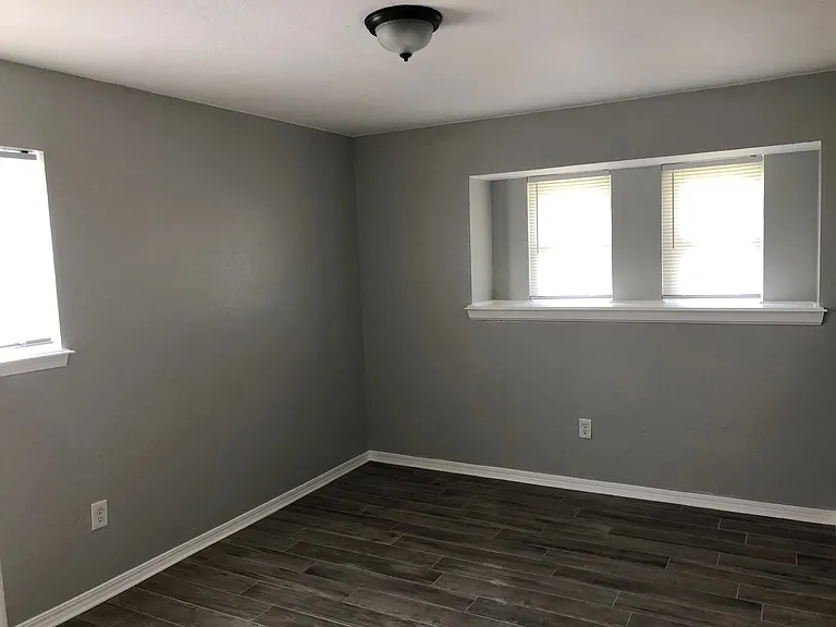 601 NW 18th Pl — Photo 12