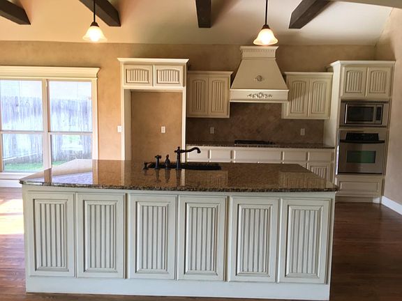 Beautiful Kitchen Design with Bar Area