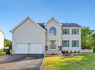 4 Alexandria Ct, Eatontown, NJ 07724