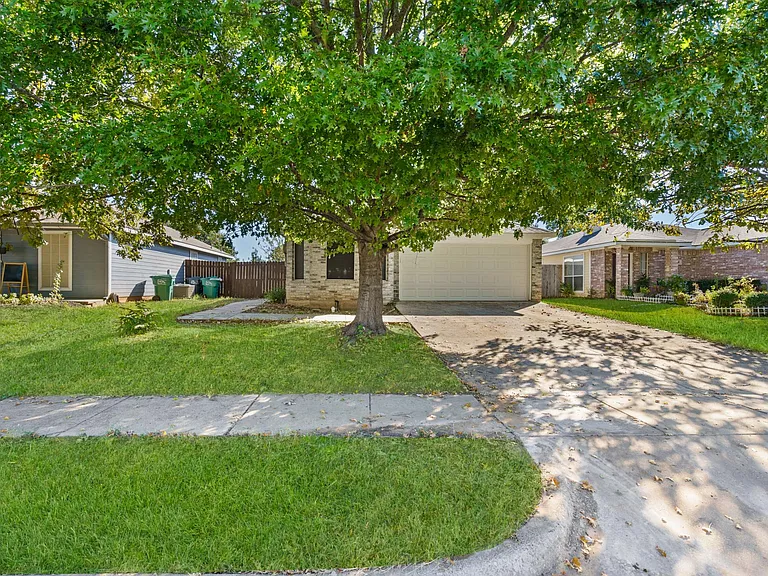 724 Pace Dr — Photo 2