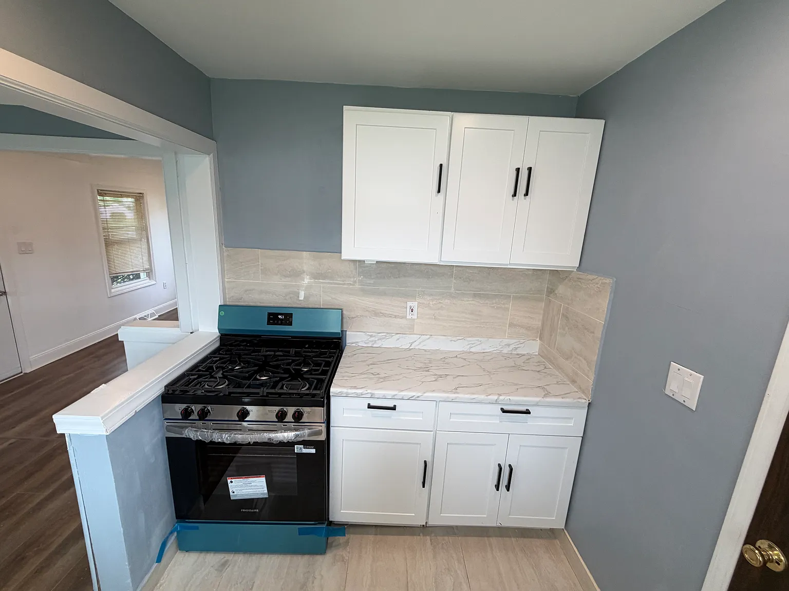 3 bed, 900 sqft, $1,700 — Photo 2