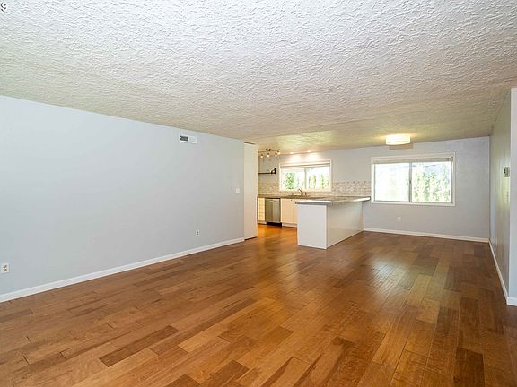3rd image of 226 NE 148th Ave