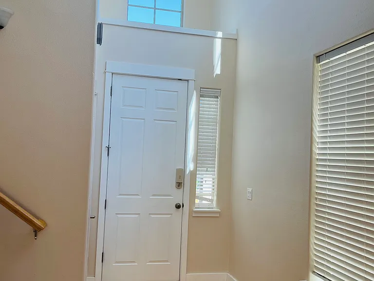 2459 NW Parnell Ter — Photo 3