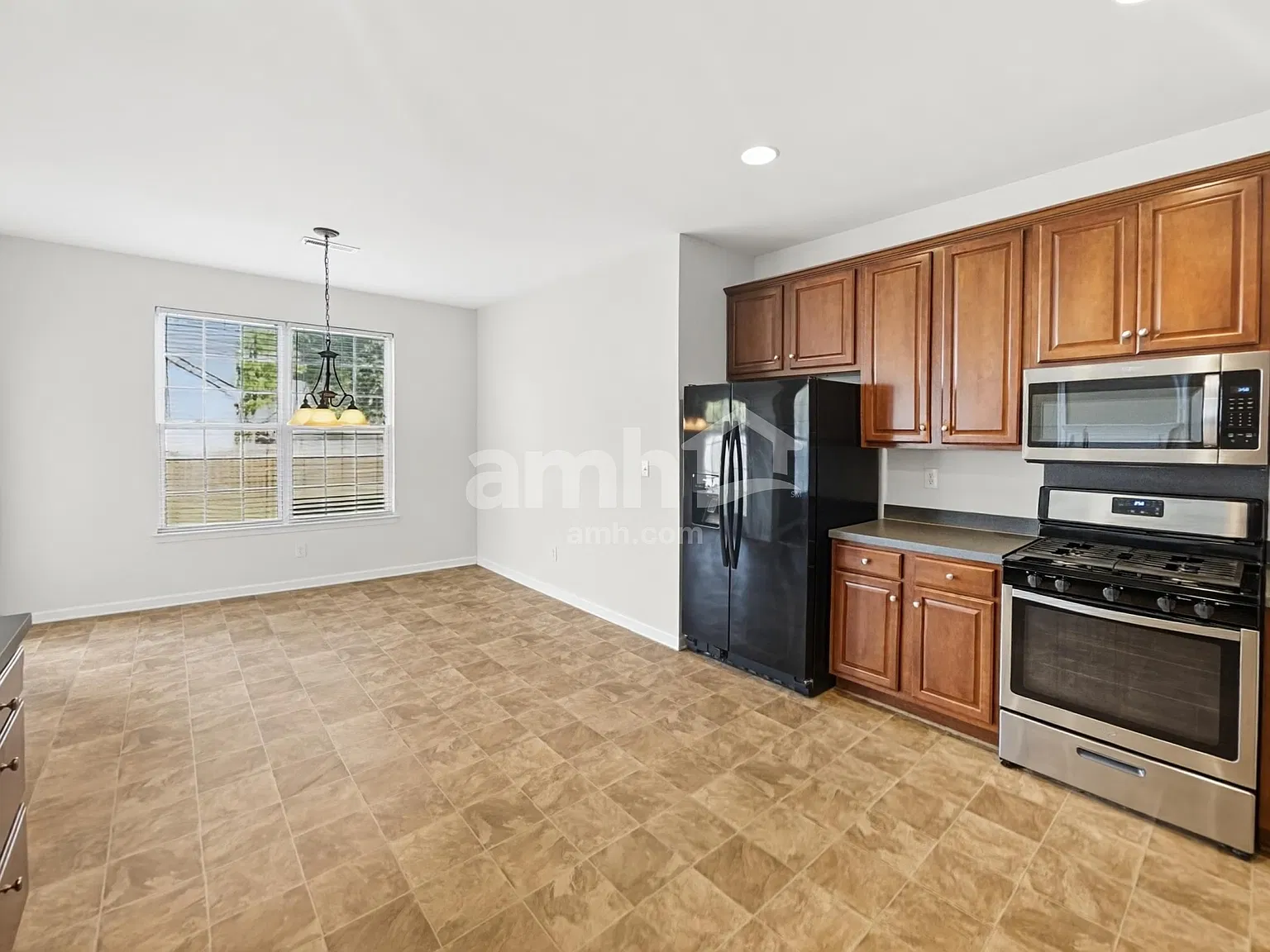 4 bed, 2.5 bath, 2744 sqft, $3,510 — Photo 4