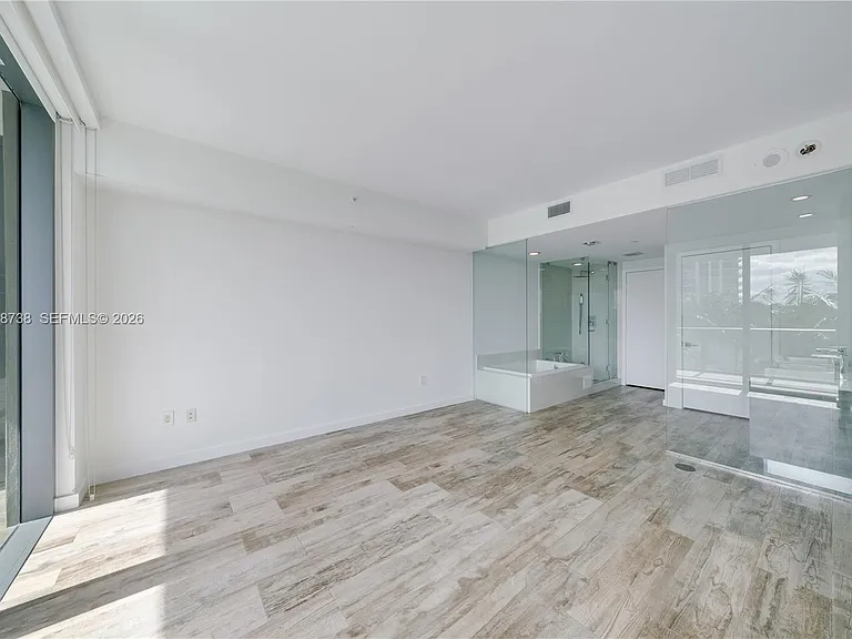 650 NE 32nd St #802 — Photo 8