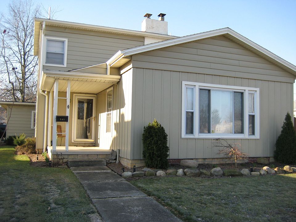 2nd image of 745 Lake Ave NE