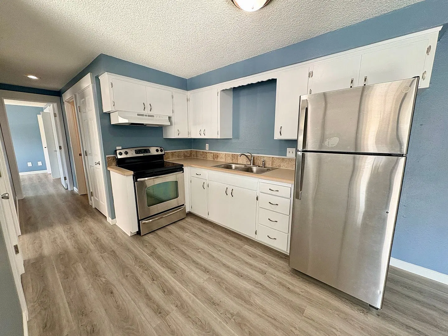 Spacious 2 Bedroom, 1 Bathroom Apartment in Everett — Photo 2