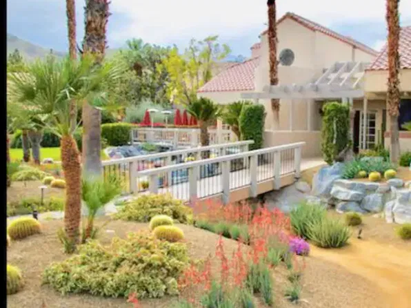 377 Club Circle Dr, Palm Springs, CA 92264