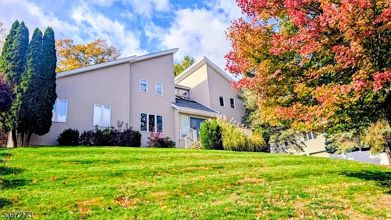 422 Mountain Way photo 1