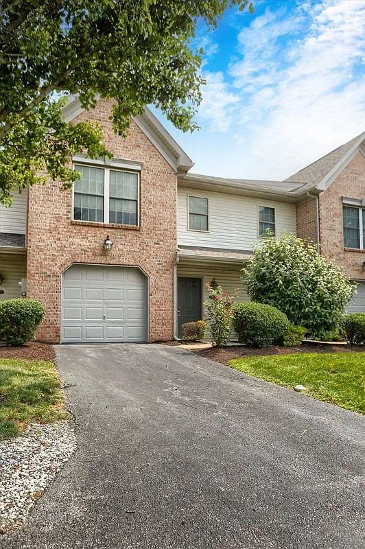 3 bed, 2.5 bath, 1604 sqft, $1,925 — Photo 2