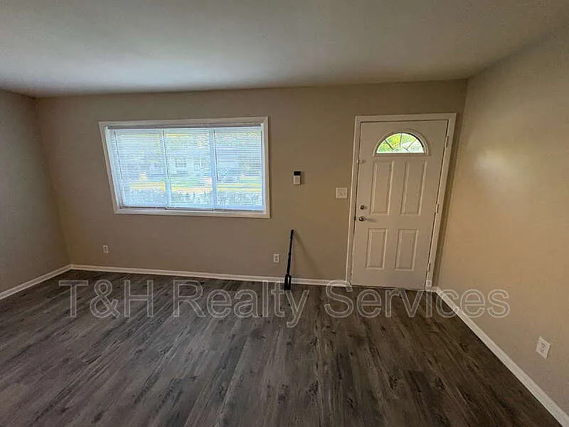 3 bed, 1.0 bath, 1025 sqft, $1,375 — Photo 4