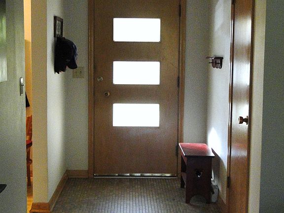 tiled entry w/closet