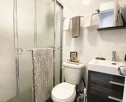 5th image of 721 Henry St APT 3R