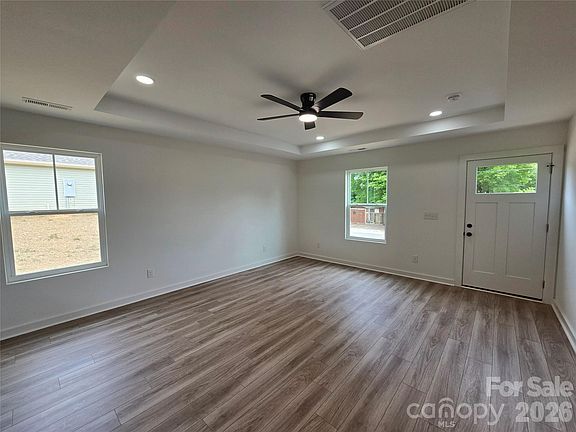 4th image of 907 Hill St