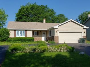 104 Hickory Dr, Lindenhurst, IL