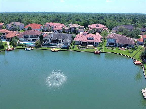 3rd image of 18718 Windsor Lakes Dr