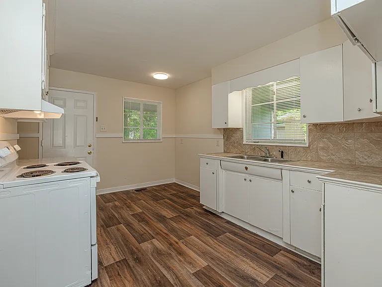 3173 Oak Forest Dr — Photo 3