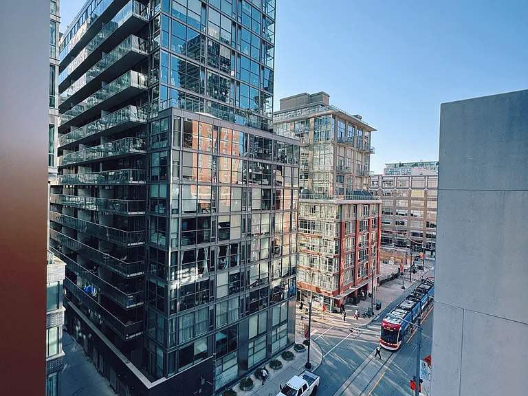 400 King St W #622 — Photo 2